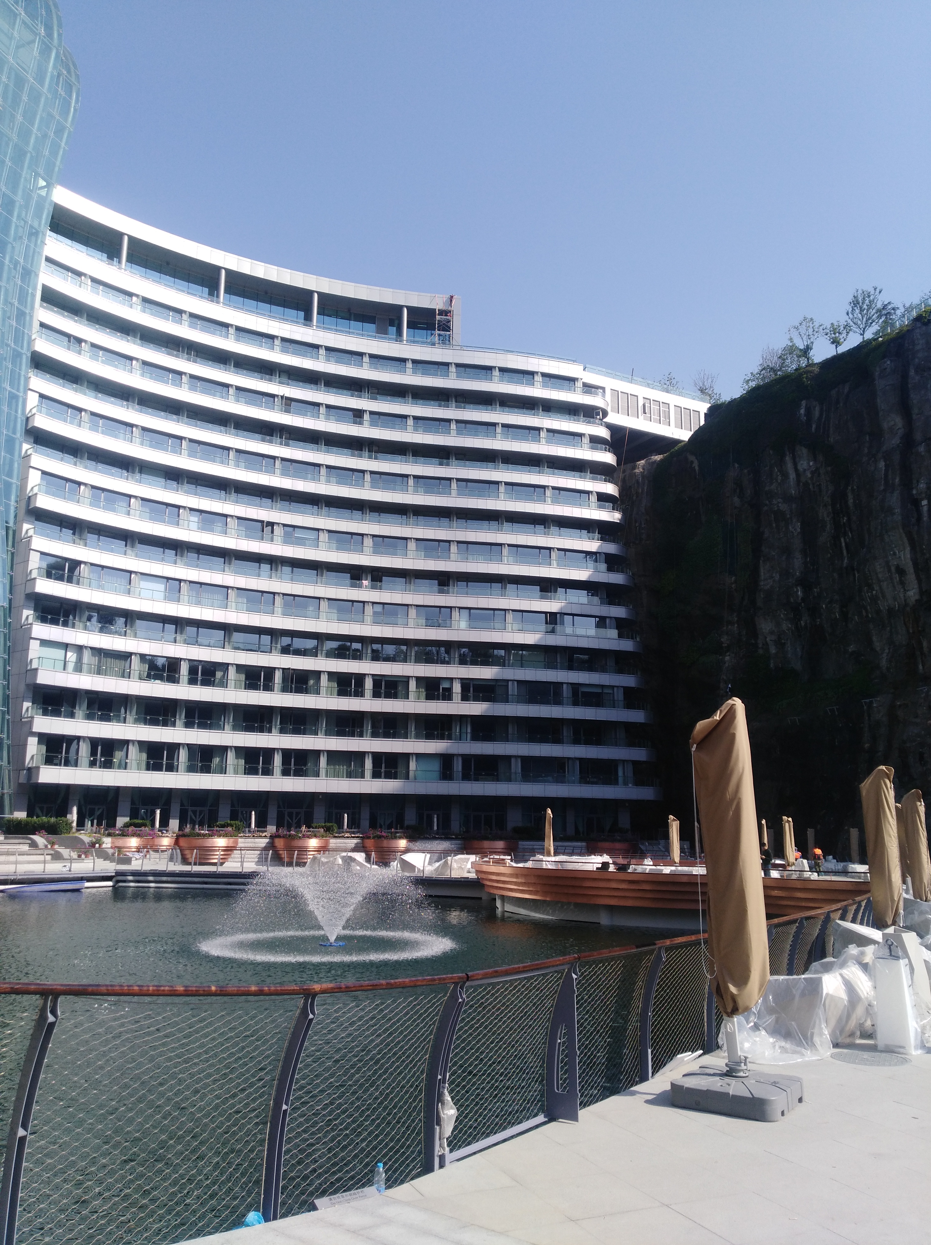 E . 上海世贸深坑酒店